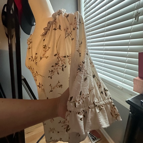 Beautiful Spring Top - Picture 2 of 4